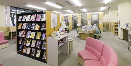 広島国際大学図書館室内の様子