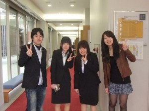 （左から学生広報スタッフの神田くん、新入生の藤井さん、藤本さん、吉竹です）