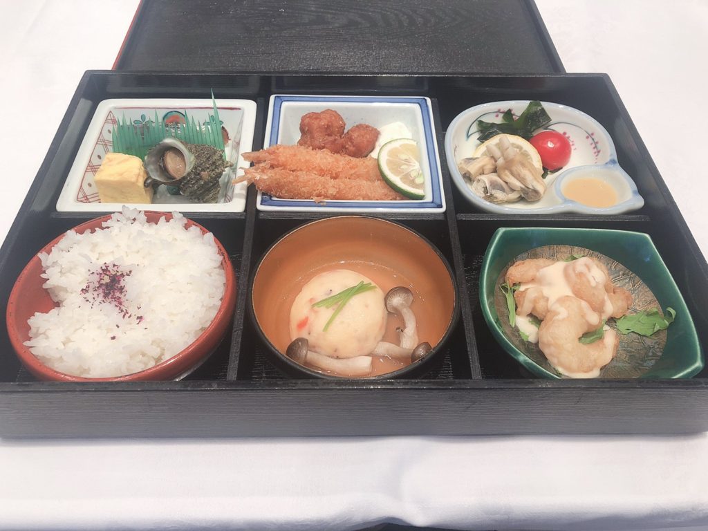 お昼ごはんは、ホテルの豪華幕の内弁当