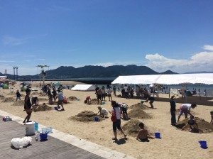 山状に集めた砂でサンドアートにチャレンジ