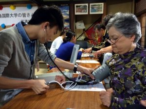 ＜血圧・脈拍・動脈血酸素飽和度測定看護学部2年　吉屋寿則さん＞