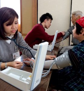 高齢者の健康チェックをしています