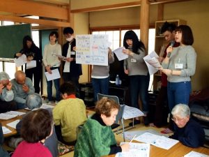 手作りの紙芝居を用いて発表中