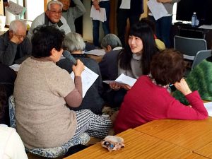 高齢者の方に質問中(島田さん)