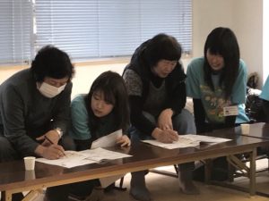 学生と一緒に自分の生活と改善策を考えている様子