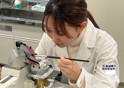 検体検査　病理ブロックの薄切練習の様子