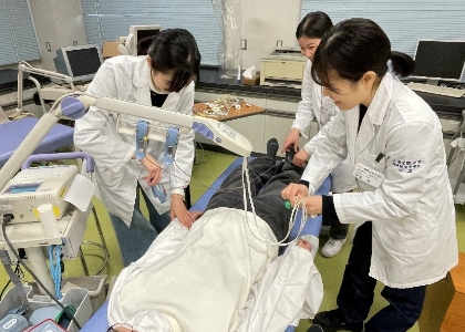 心電図の電極装着の様子